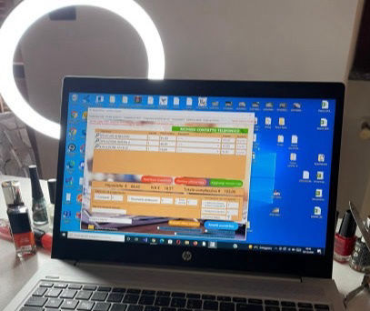 Registratore di cassa virtuale installato su un computer in un centro estetico a Roma