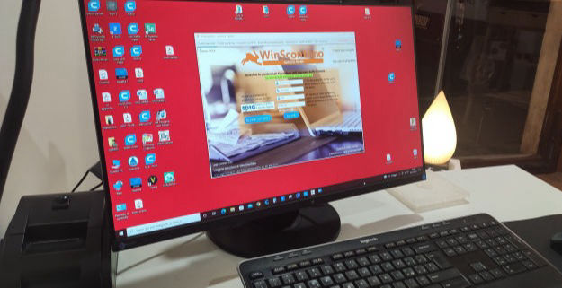 Registratore di cassa virtuale installato su un computer in un negozio di grafica in campania